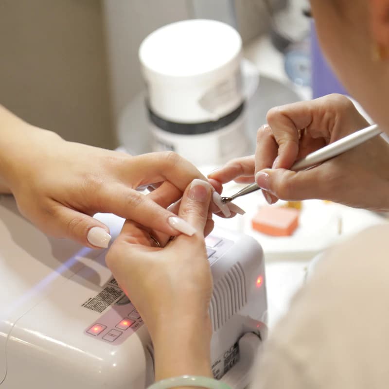 Sesión de manicura en salón de belleza