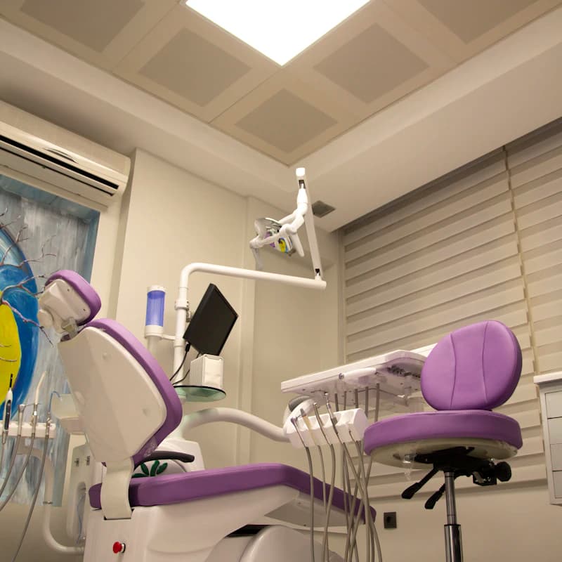 Sillón odontológico en consultorio con luz natural desde el techo
